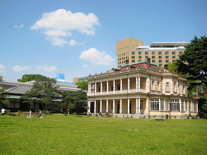 08 旧岩崎邸庭園_和館（左）と洋館（右）と芝庭（手前）